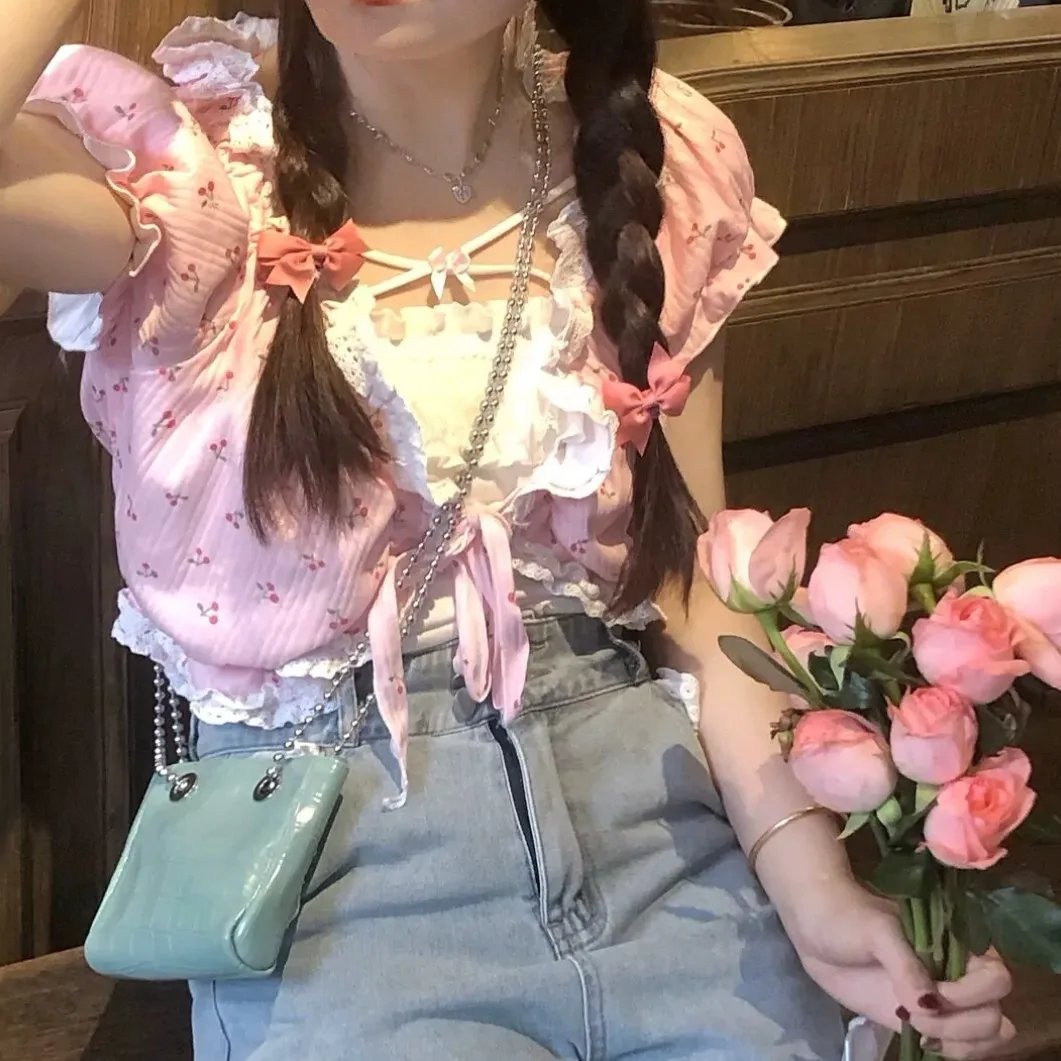 她行走于黑暗中